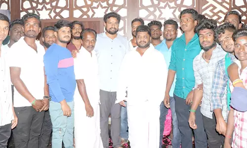 தஞ்சைக்கு வந்த பட்டத்து அரசன் திரைப்பட இயக்குனர்- நடிகருக்கு ரசிகர்கள் உற்சாக வரவேற்பு