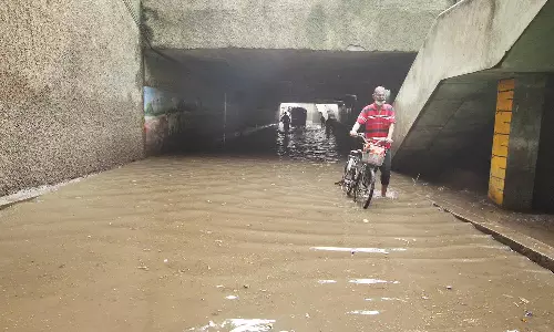 கொட்டித்தீர்த்த மழை- மதுரையில் சாலைகளில் பெருக்கெடுத்த தண்ணீர்