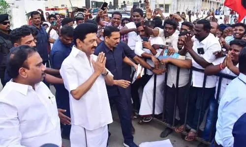 மாணவர்களிடம் கை குலுக்கி நலம் விசாரித்த முதல்வர்