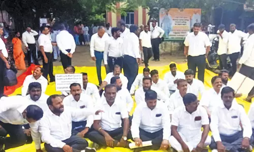 தாம்பரத்தில் போலீசாரை கண்டித்து கோர்ட்டு முன்பு  வக்கீல்கள் தர்ணா போராட்டம்