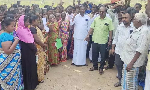 வீட்டு மனை பட்டா வழங்க கோரி அம்மணம்பாக்கம் வருவாய் அலுவலர் அலுவலகத்தை முற்றுகையிட்டு போராட்டம்