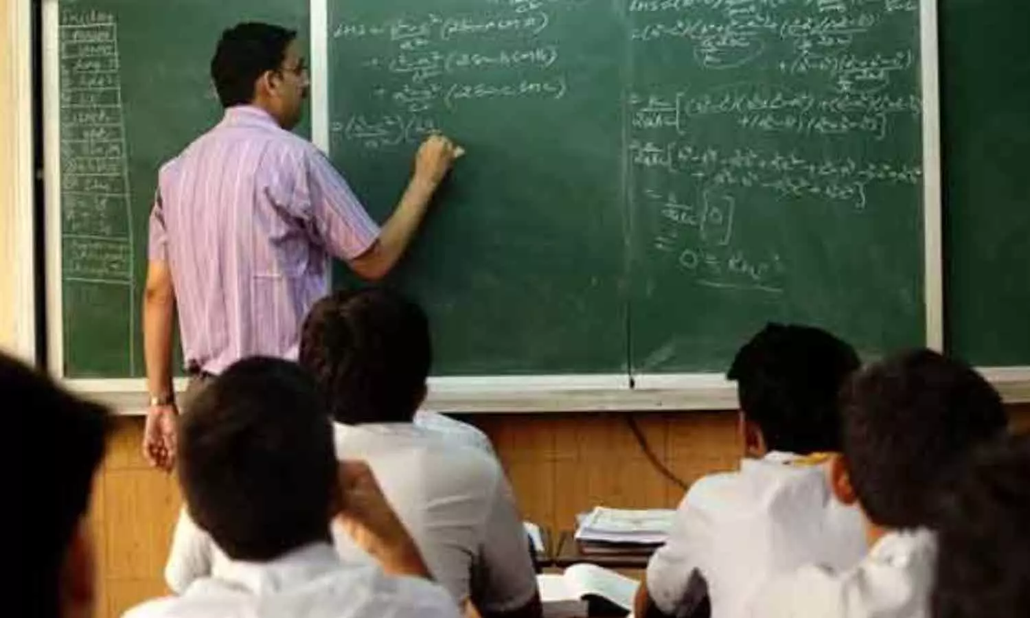 6 முதல் 12-ம் வகுப்பு வரையிலான பள்ளி மாணவர்களுக்கு அரையாண்டு தேர்வு எப்போது? 6 முதல் 12-ம் வகுப்பு வரையிலான பள்ளி மாணவர்களுக்கு அரையாண்டு தேர்வு எப்போது?