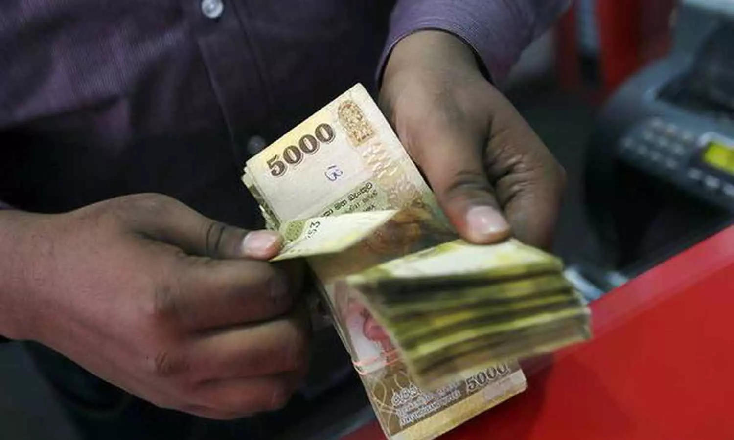 இலங்கை மக்கள் ரூ.8 லட்சம் இந்திய பணம் வைத்திருக்க அனுமதி இலங்கை மக்கள் ரூ.8 லட்சம் இந்திய பணம் வைத்திருக்க அனுமதி