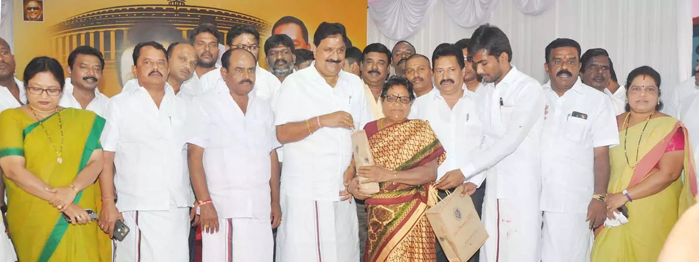 உதயநிதி ஸ்டாலின் பிறந்த நாள் விழா: கிருஷ்ணகிரியில் நலத்திட்ட உதவிகள் -மதியழகன் எம்.எல்.ஏ. வழங்கினார் உதயநிதி ஸ்டாலின் பிறந்த நாள் விழா: கிருஷ்ணகிரியில் நலத்திட்ட உதவிகள் -மதியழகன் எம்.எல்.ஏ. வழங்கினார்