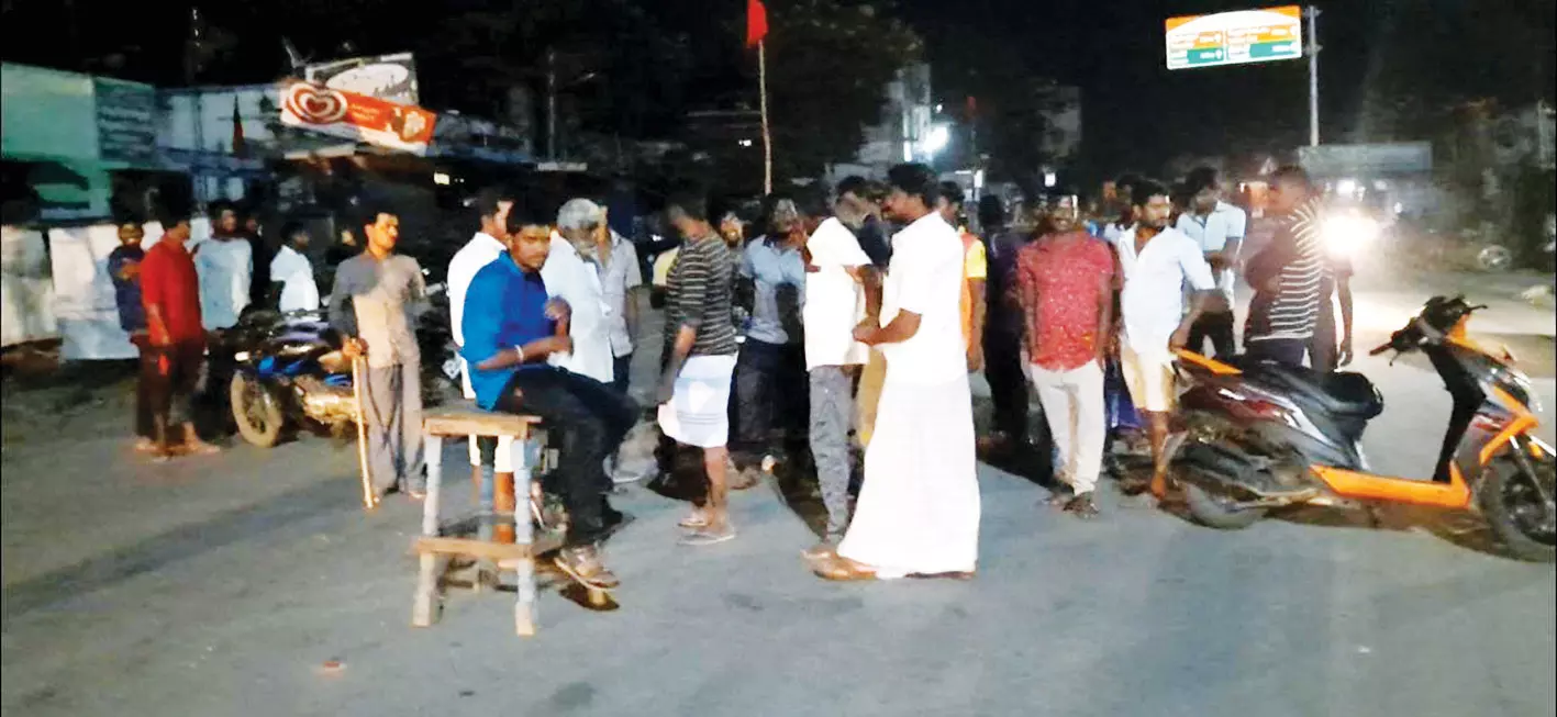 மத்தூர் காவல் நிலையத்தை பாட்டாளி மக்கள் கட்சியினர் முற்றுகை மத்தூர் காவல் நிலையத்தை பாட்டாளி மக்கள் கட்சியினர் முற்றுகை