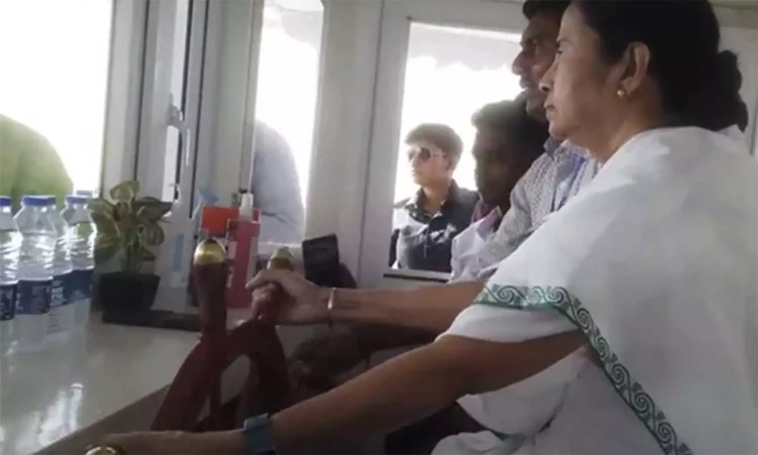 சுற்றுப் பயணத்தின்போது படகு ஓட்டிய மேற்கு வங்காள முதல்வர் மம்தா பானர்ஜி சுற்றுப் பயணத்தின்போது படகு ஓட்டிய மேற்கு வங்காள முதல்வர் மம்தா பானர்ஜி