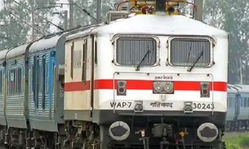 திருப்பதியில் திருமலா விரைவு ரெயிலில் தீ விபத்து