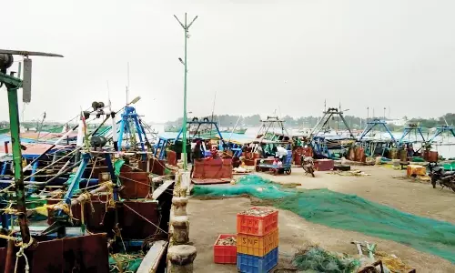 புதுக்கோட்டை விசைப்படகு மீனவர்கள் காலவரையற்ற வேலைநிறுத்த போராட்டம்