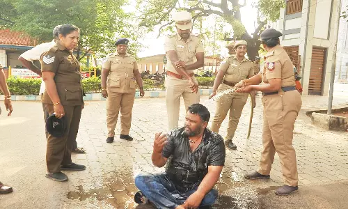 நாகர்கோவிலில் இன்று காலை கலெக்டர் அலுவலகத்தில் அரசு போக்குவரத்து ஊழியர் தீக்குளிக்க முயற்சி