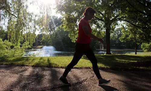 நடைப்பயிற்சியின் போது தாராளமாகக் கைகளை வீசி நடைபோடுங்கள்...