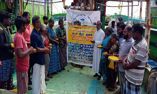 குளச்சலில் ஓகி புயலில் பலியான மீனவர்களுக்கு அஞ்சலி