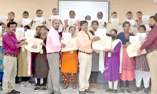 கல்லூரி மாணவிகளுக்கு புதுமைப்பெண் திட்ட விழிப்புணர்வு கையேடு