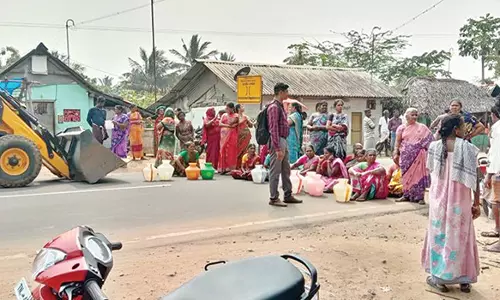 காலி குடங்களுடன் பெண்கள் சாலை மறியல்