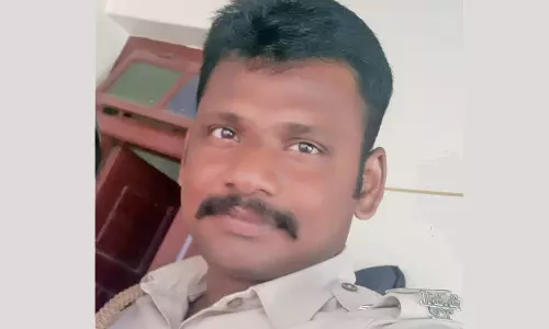 மணல் கடத்தலை தடுத்த போலீஸ் சப்-இன்ஸ்பெக்டருக்கு அரிவாள் வெட்டு: லாரி டிரைவர்-வாலிபர் கைது