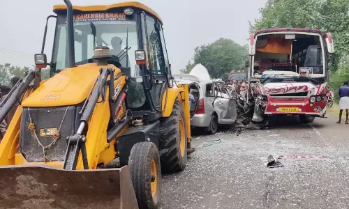 சுற்றுலா பஸ்-கார் நேருக்கு நேர் மோதல்