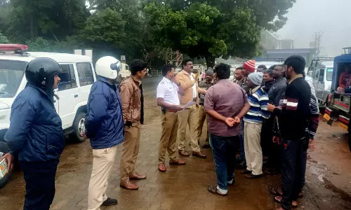 வாகனஓட்டிகளுக்கு விழிப்புணர்வு ஏற்படுத்திய போக்குவரத்து போலீசார்