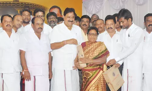 உதயநிதி ஸ்டாலின் பிறந்த நாள் விழா:  கிருஷ்ணகிரியில் நலத்திட்ட உதவிகள்  -மதியழகன் எம்.எல்.ஏ. வழங்கினார்