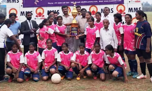 ஓசூர் அருகே சி.பி.எஸ்.சி. பள்ளிகளுக்கிடையே  மாணவிகளுக்கான கால்பந்து போட்டி