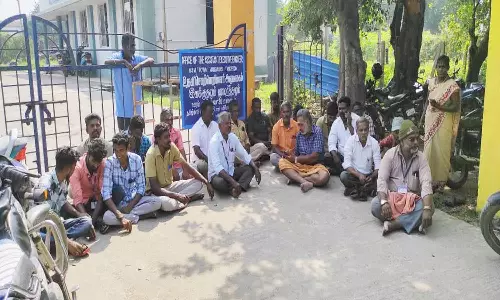 மின் ஊழியர்கள் அலுவலகம் முன்பு போராட்டம்