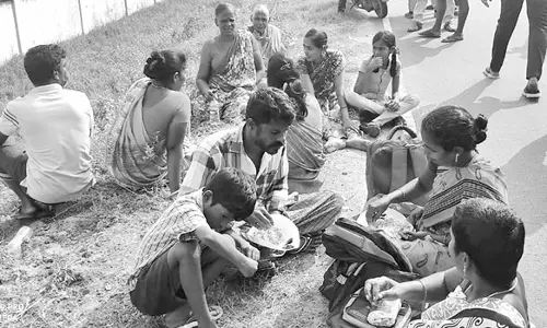 சாலையில் அமர்ந்து சாப்பிட்ட கிராமமக்கள்