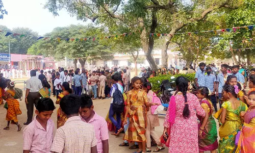 சூளகிரியில் உள்ள   அரசு ஆண்கள் மேல்நிலைப் பள்ளியில்   களை கட்டிய கலைத்திருவிழா