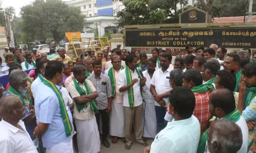 கோவை கலெக்டர் அலுவலகம் முன்பு பொதுமக்கள் காத்திருப்பு போராட்டம்