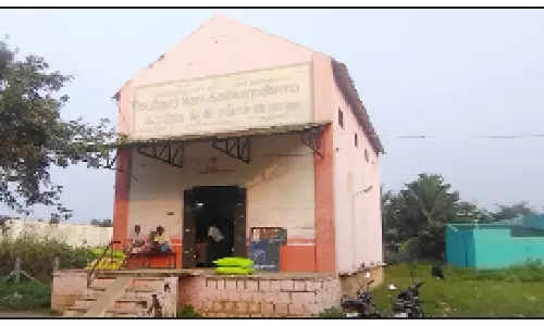 கடத்தூர் வேளாண்மை கூட்டுறவு சங்கத்தில்  நகை கடன் பெறவும், கடனை புதுப்பிக்க முடியாமலும் விவசாயிகள் அவதி