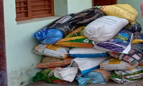 முட்புதரில் பதுக்கிய ரேசன் அரிசி பறிமுதல்