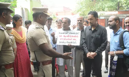 கருணாநிதி நினைவிடத்தில் மவுன போராட்டம் இருக்க முயன்ற டாக்டர்கள் கைது