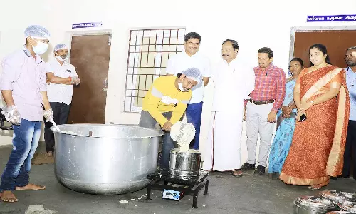 காலை உணவு சாப்பிடும் குழந்தைகள் மகிழ்ச்சியாக உள்ளனர்