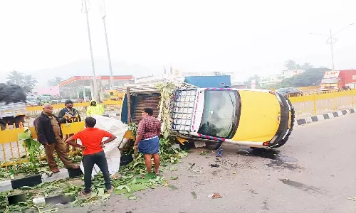 லோடு ஆட்டோ மீது லாரி மோதி விபத்து