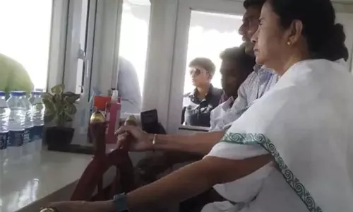 சுற்றுப் பயணத்தின்போது படகு ஓட்டிய மேற்கு வங்காள முதல்வர் மம்தா பானர்ஜி