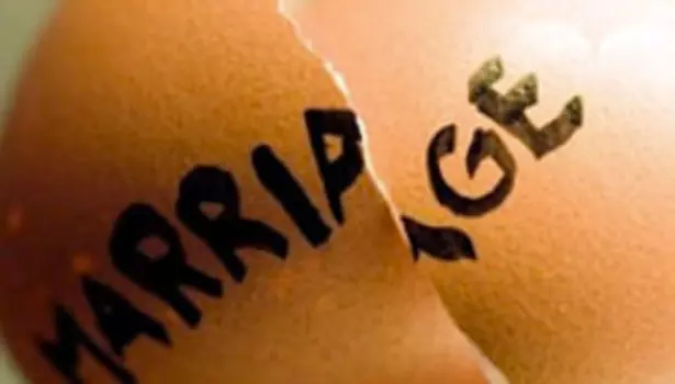 விருந்தினர்கள் முன்னிலையில் முத்தமிட்டதால் மணமகனை உதறிய மணமகள்