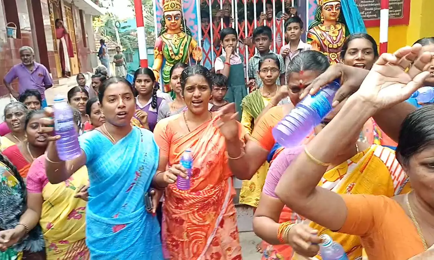 அருப்புக்கோட்டையில் கோவிலை இடிக்க எதிர்ப்பு தெரிவித்து பொதுமக்கள் போராட்டம் அருப்புக்கோட்டையில் கோவிலை இடிக்க எதிர்ப்பு தெரிவித்து பொதுமக்கள் போராட்டம்