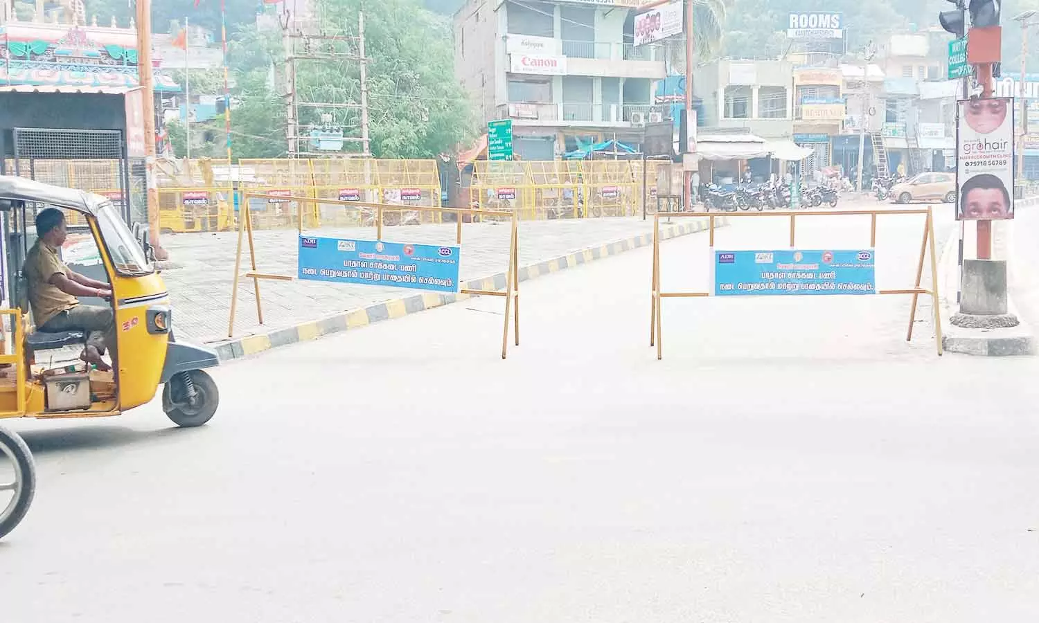 வேலூர் காகிதப்பட்டறையில் பாதாள சாக்கடை பணியால் போக்குவரத்து நெரிசல் வேலூர் காகிதப்பட்டறையில் பாதாள சாக்கடை பணியால் போக்குவரத்து நெரிசல்