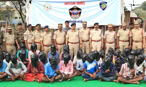 திருப்பதியில் இருந்து சென்னைக்கு கடத்திய ரூ.2 கோடி மதிப்பிலான செம்மரம் பறிமுதல்- 44 பேர் கைது