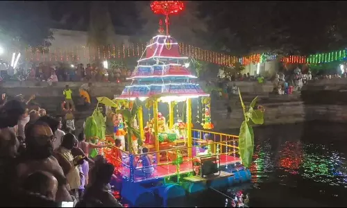 காஞ்சீபுரம் விளக்கொளிப் பெருமாள் கோவிலில் தெப்பத் திருவிழா