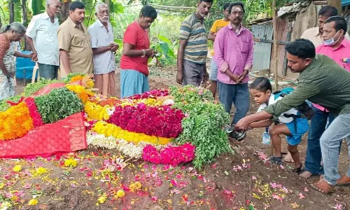 மணக்குள விநாயகர் யானை லட்சுமி நினைவிடத்தில் பொதுமக்கள் பால் ஊற்றி அஞ்சலி