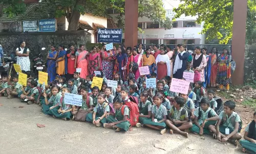 தக்கலையில் இன்று அரசு பள்ளி முன்பு மாணவர்கள் போராட்டம்
