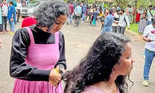 கேரளாவில் கல்லூரி மாணவிகள் முடிகளை வெட்டி நூதன போராட்டம்