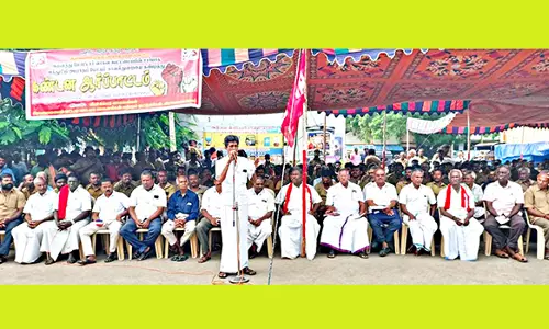 போலீசார் அபராதம் விதிப்பதை கண்டித்து ஓட்டுநர்கள் ஆர்ப்பாட்டம்