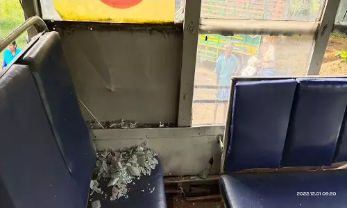 மயிலம் அருகே  அரசு பஸ் கண்ணாடி உடைப்பு