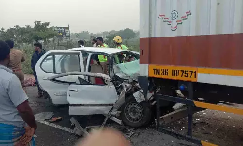 தடங்கம் அருகே   கண்டெய்னர் லாரி மீது கார் மோதி பெண் பலி