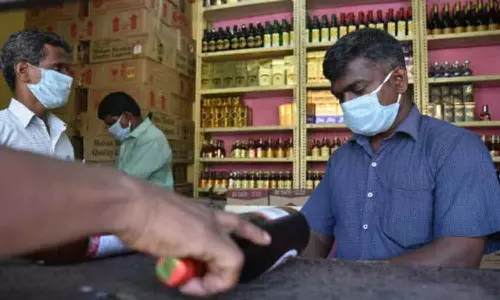 டாஸ்மாக் கடைகளில் வெளியாட்கள் வேலைபார்ப்பதாக புகார்