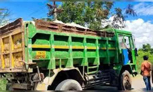 சுண்ணாம்புக்கல் ஏற்றி சென்ற லாரிகள் கிராம மக்கள் சிறை பிடிப்பு