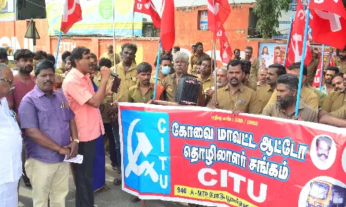 கோவையில் ஆட்டோ டிரைவர்கள் திடீர் போராட்டம்
