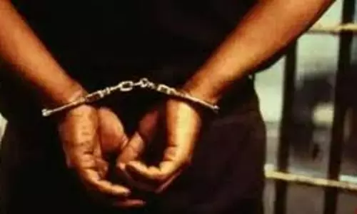 பெரம்பலூர் கலெக்டர் அலுவலகத்தில் கண்ணாடியை உடைத்த வாலிபர் கைது