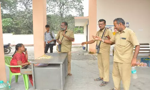 கழிப்பறைக்கு செல்ல பணம் கேட்டதால் பஸ் கண்டக்டர்கள் வாக்குவாதம்