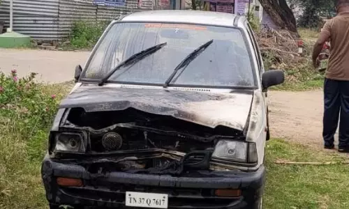 பழனியில் தீப்பிடித்து எரிந்த காரால் பரபரப்பு