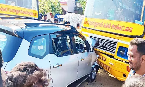 2 கார், கல்லூரி பஸ் மோதி விபத்து